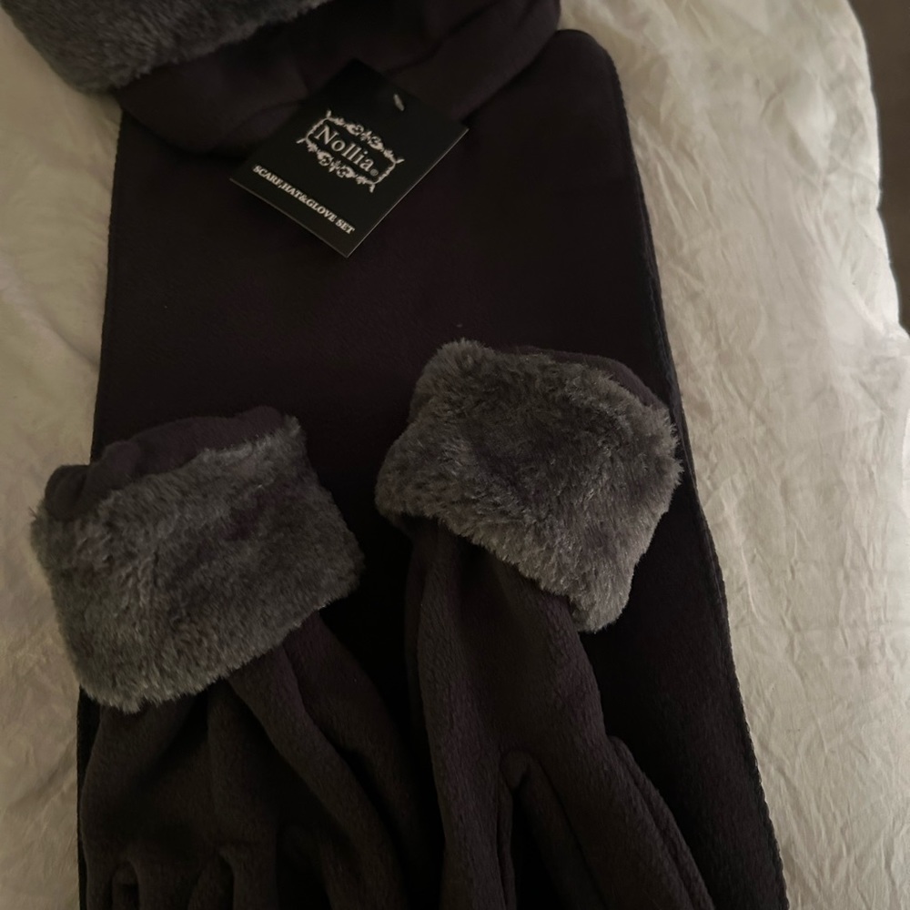 Nollia hat scarf and glove set